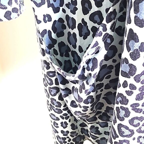 AnyBody Blue Leopard  Top with Big Pockets, Longer on the Sides, Size Large - Picture 6 of 10